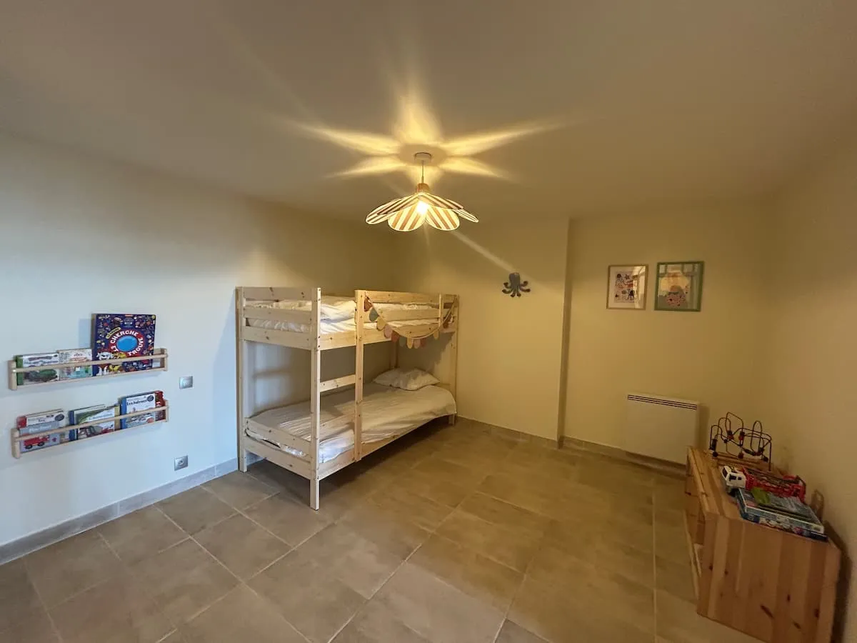 Le Nid Marin à Granville — chambre avec lits superposés, idéale en famille