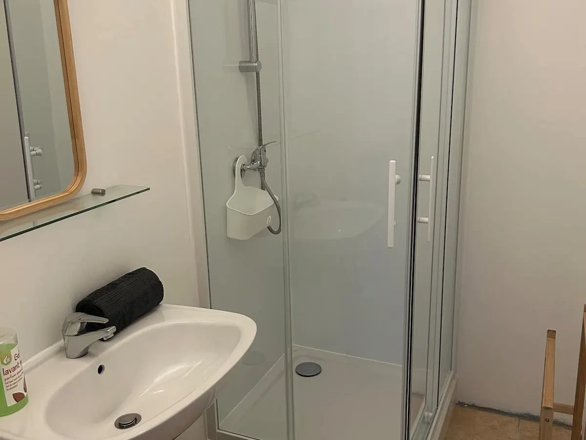 Le Nid de la Rance — salle de bain avec douche