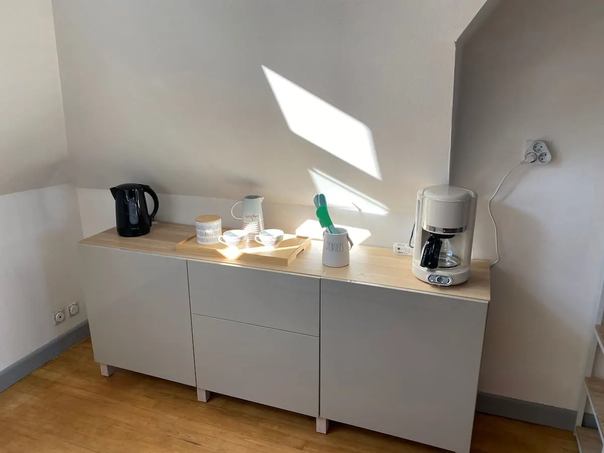 Studio cosy près de Saint-Malo et Dinard — coin repas et penderie