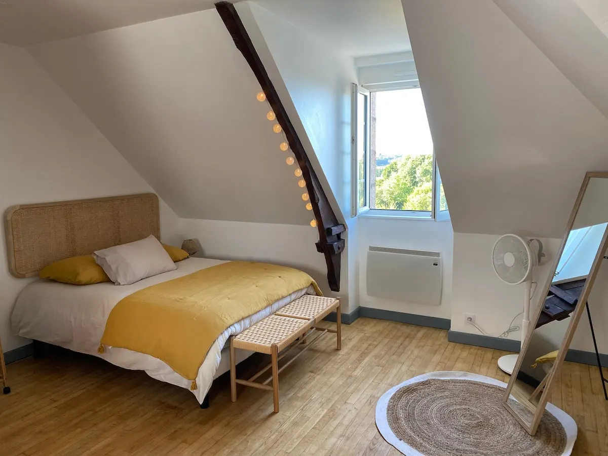 Studio cosy · 10 min de Dinan — chambre lumineuse sous les toits