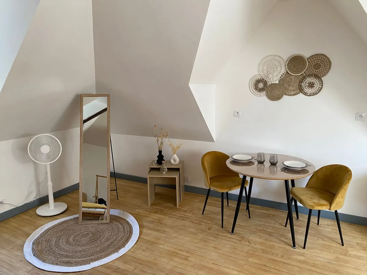 Studio cosy · 10 min de Dinan — pièce de vie mansardée