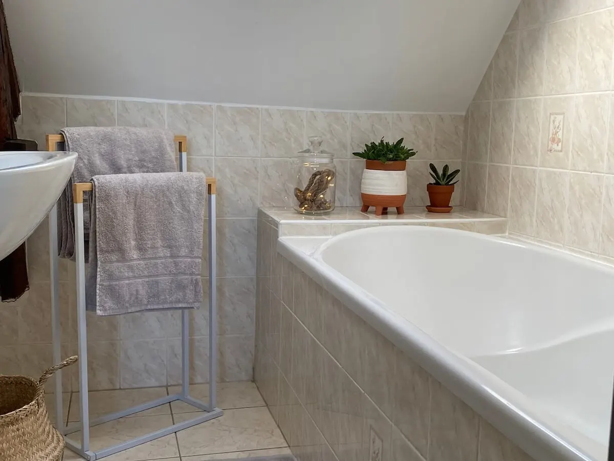Studio cosy · 10 min de Dinan — salle de bain avec baignoire