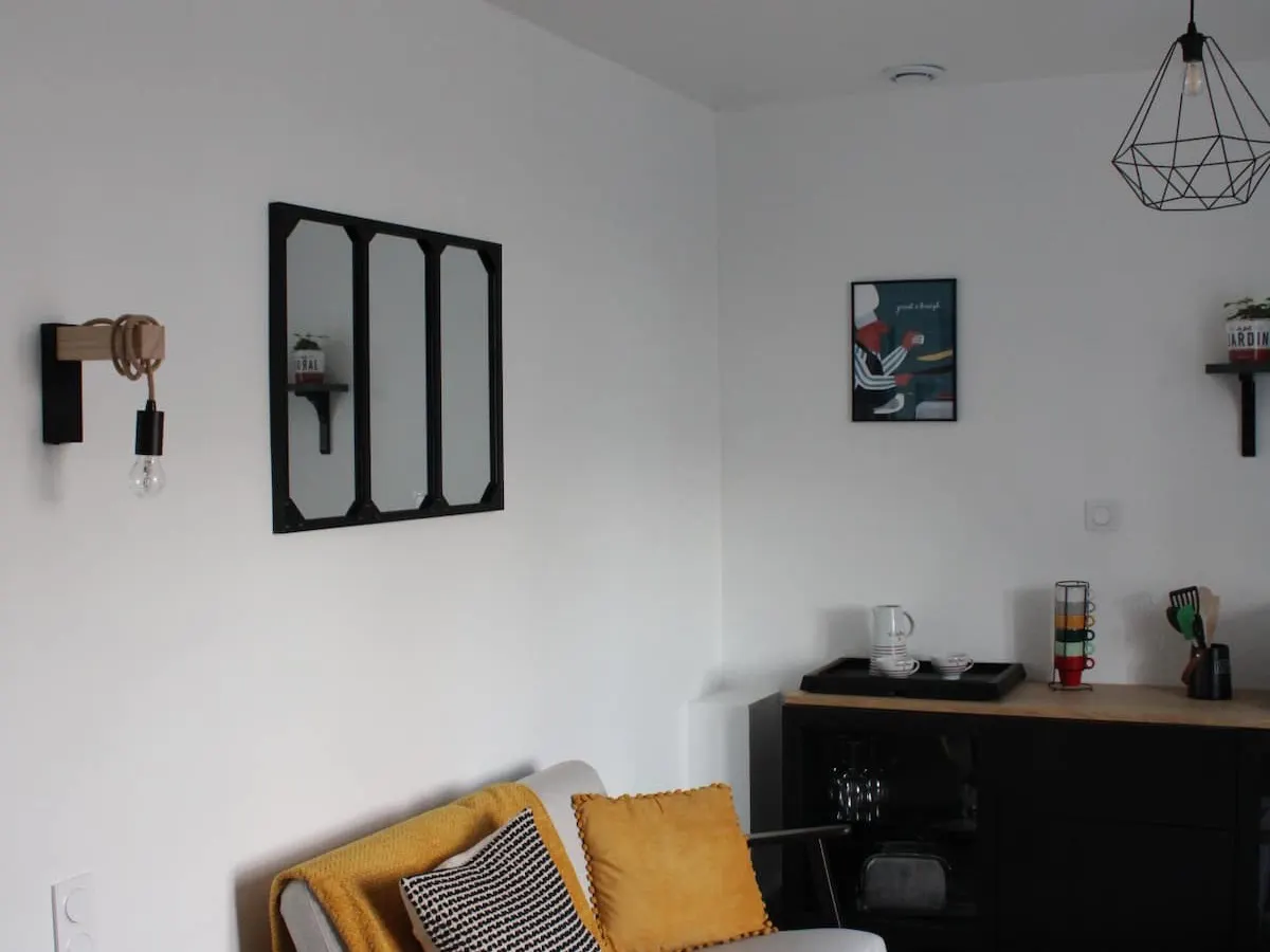 T2 au cœur de la Vallée de la Rance — salon avec coin repas
