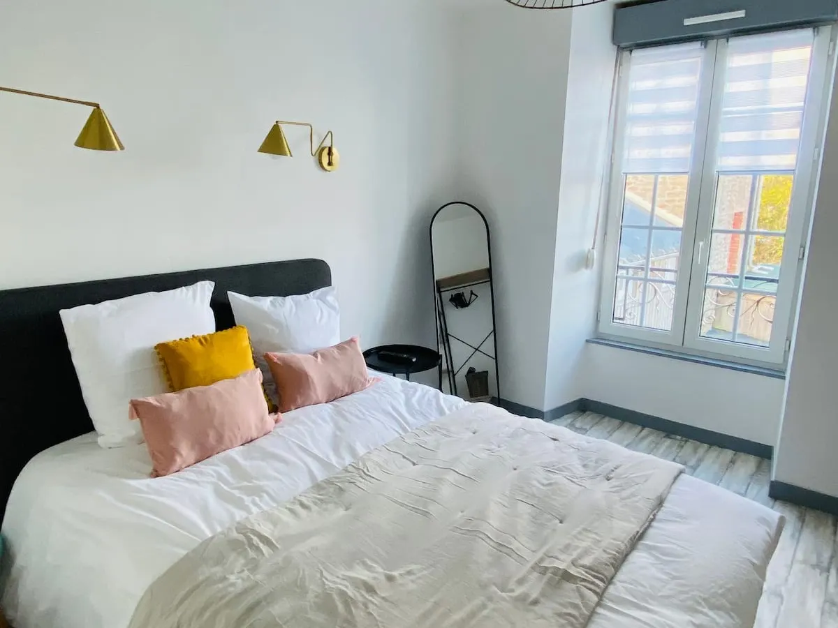 T2 au cœur de la Vallée de la Rance — chambre avec lit double