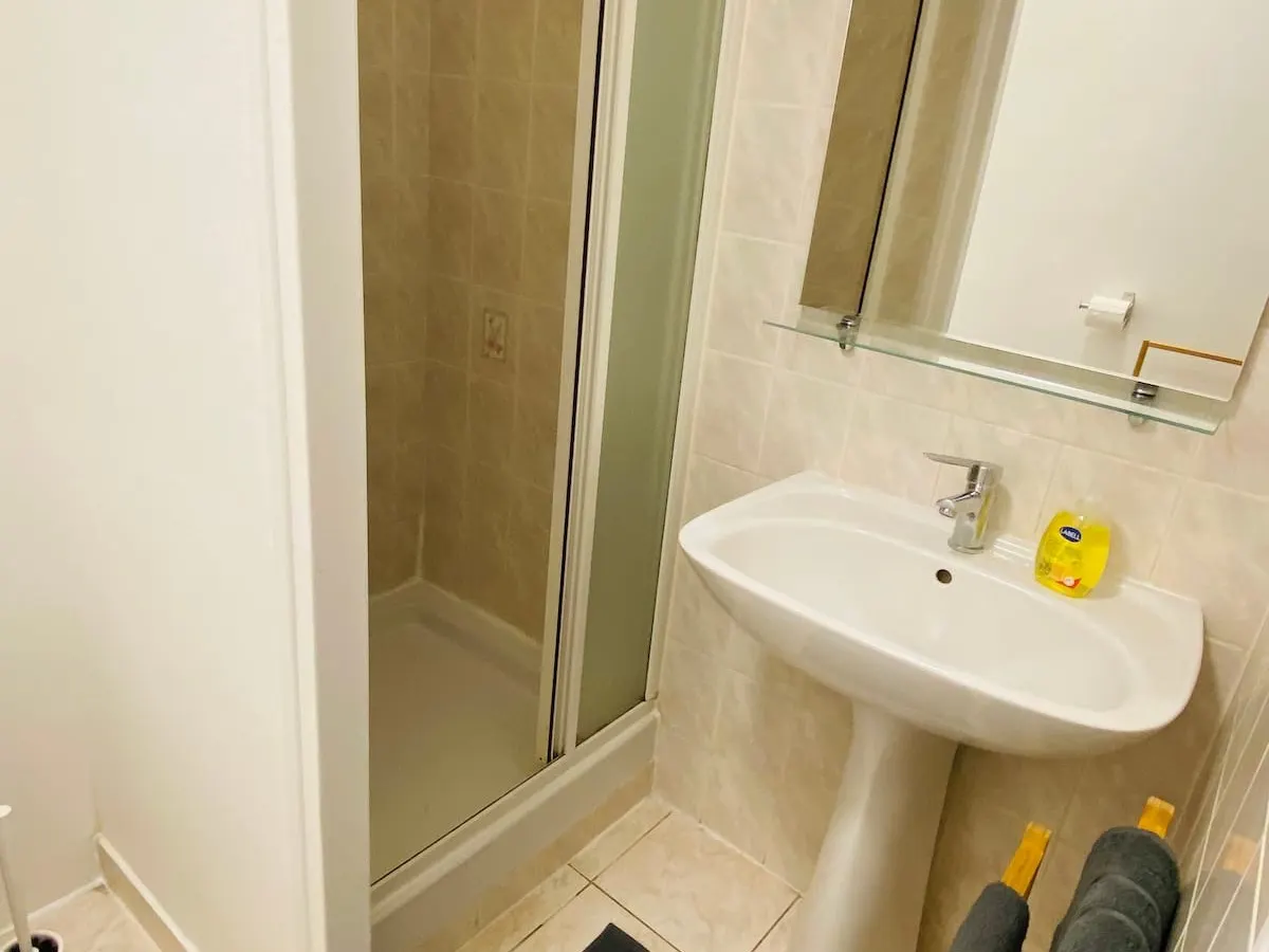 T2 au cœur de la Vallée de la Rance — salle de bain avec douche