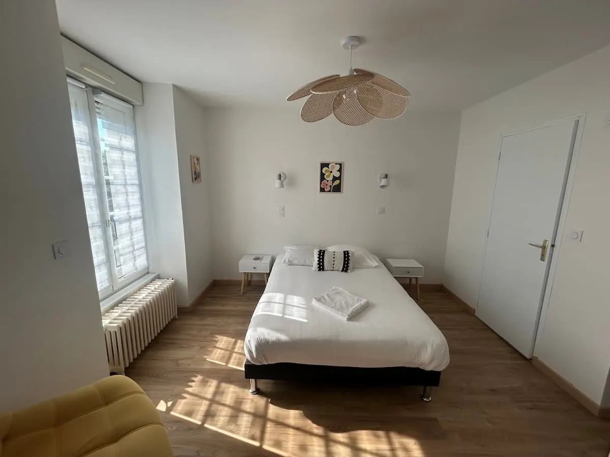 T2 lumineux — chambre baignée de lumière