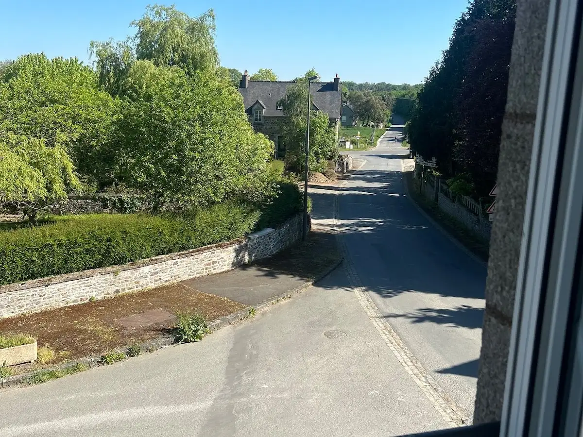 T2 lumineux — vue sur le village depuis la fenêtre